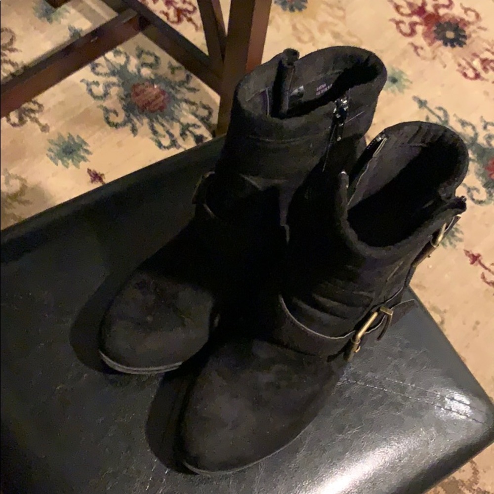 Black shoe dazzle booties